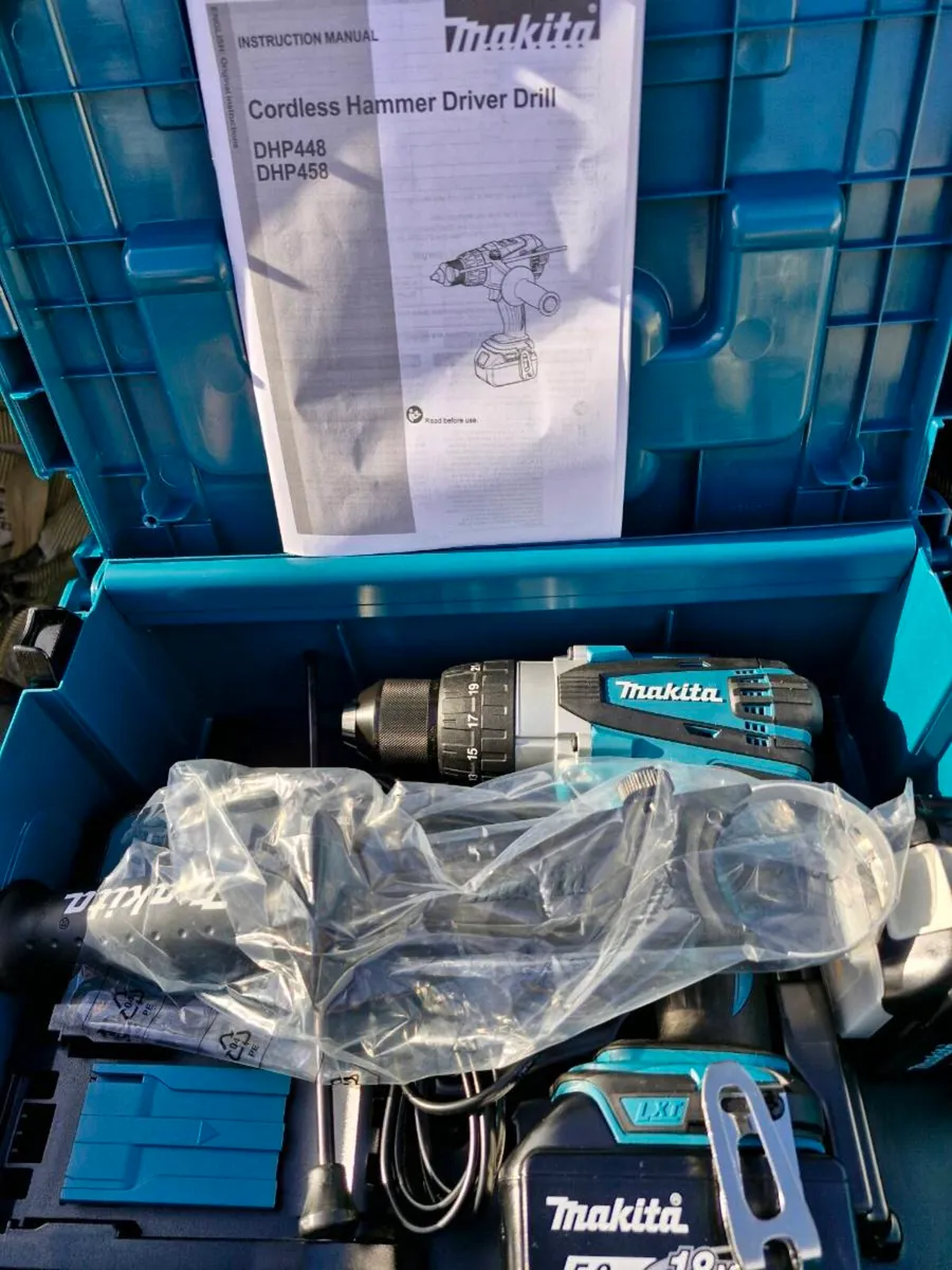 Makita hammer drill with two 5 amp batteries - Image 2