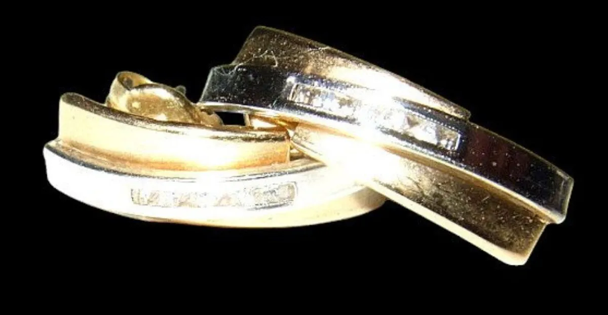 Vintage 2 Colour Hallmarked 9ct Diamond Earrings - Image 4