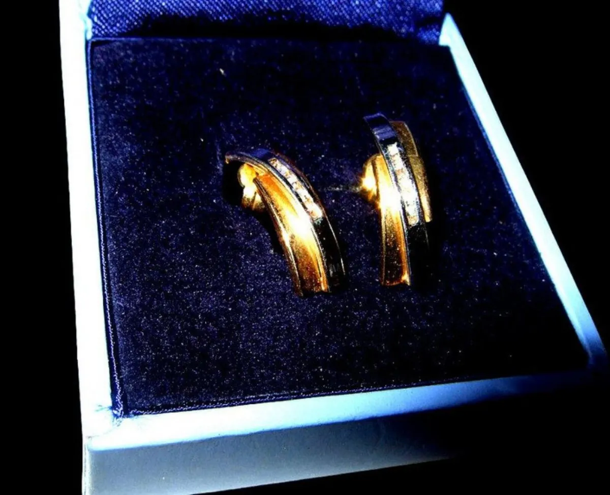 Vintage 2 Colour Hallmarked 9ct Diamond Earrings - Image 1