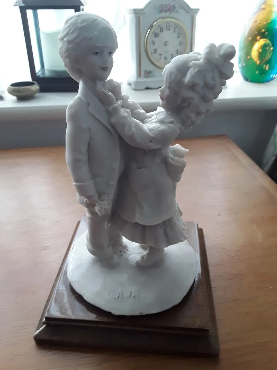 Lovely vintage figurine on plaque - Image 1