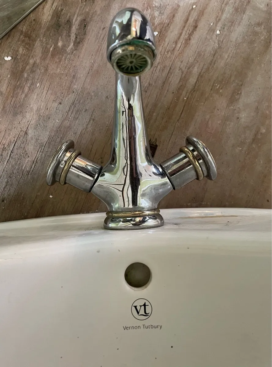 Sink, taps and toilet - Image 2