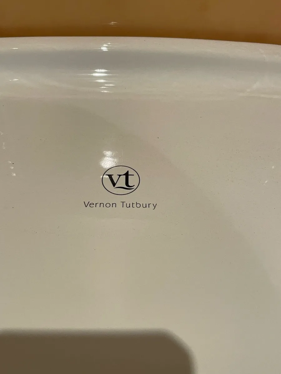 Sink, taps and toilet - Image 4