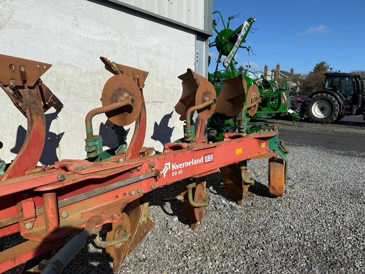 4 FURROW REVERSIBLE PLOUGH - Image 3
