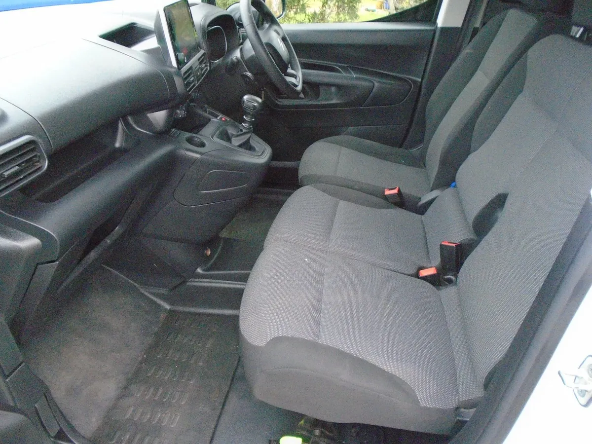 2023 Citroen Berlingo ENTERPRISE 100HP - Image 4
