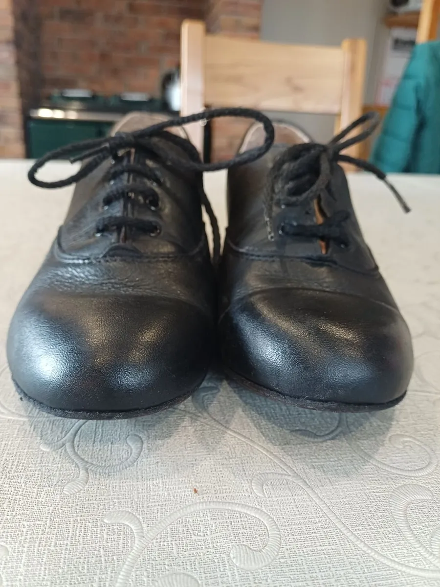 Set Dancing Shoes - Image 1
