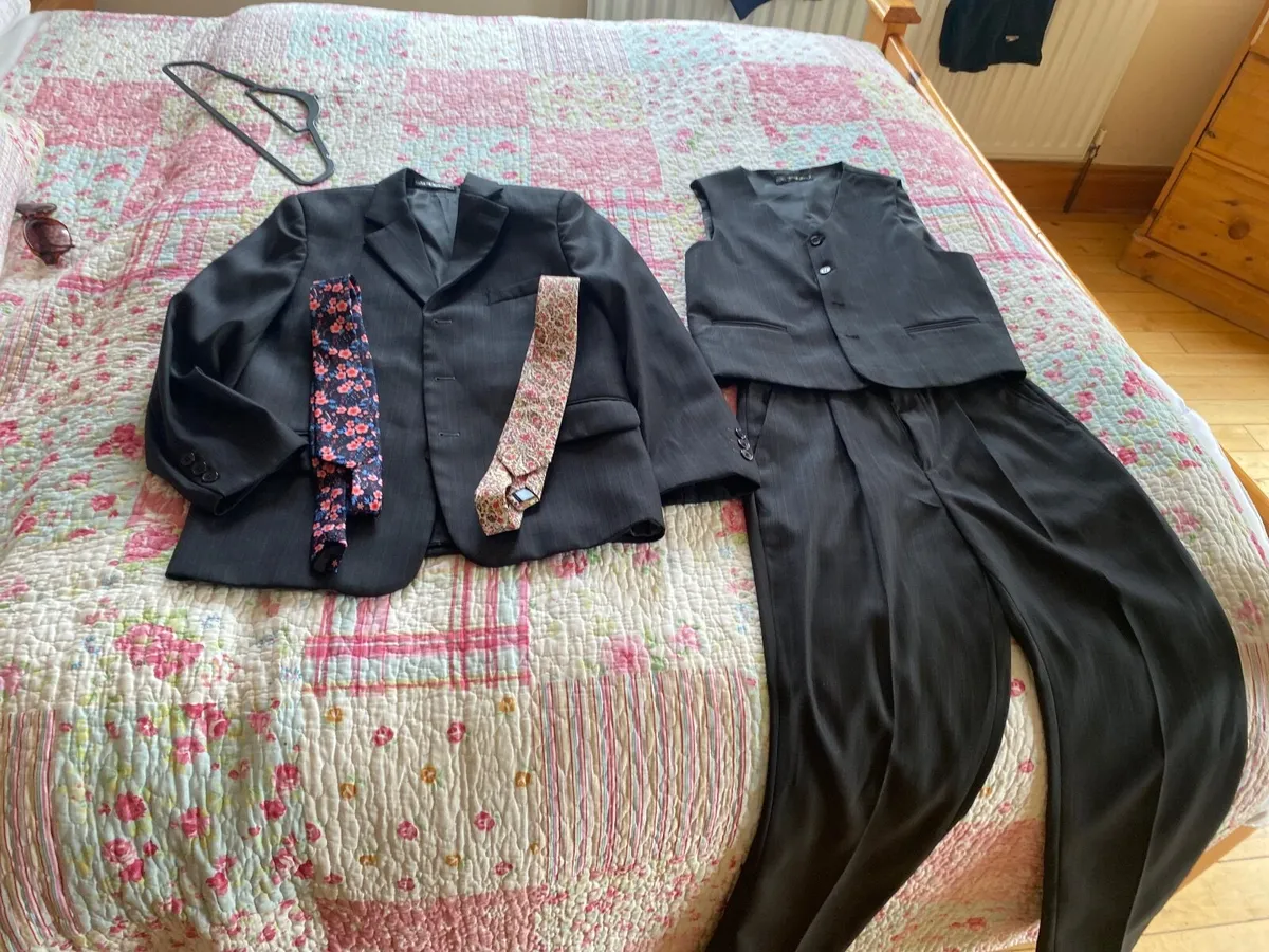 Child’s suit - Image 1