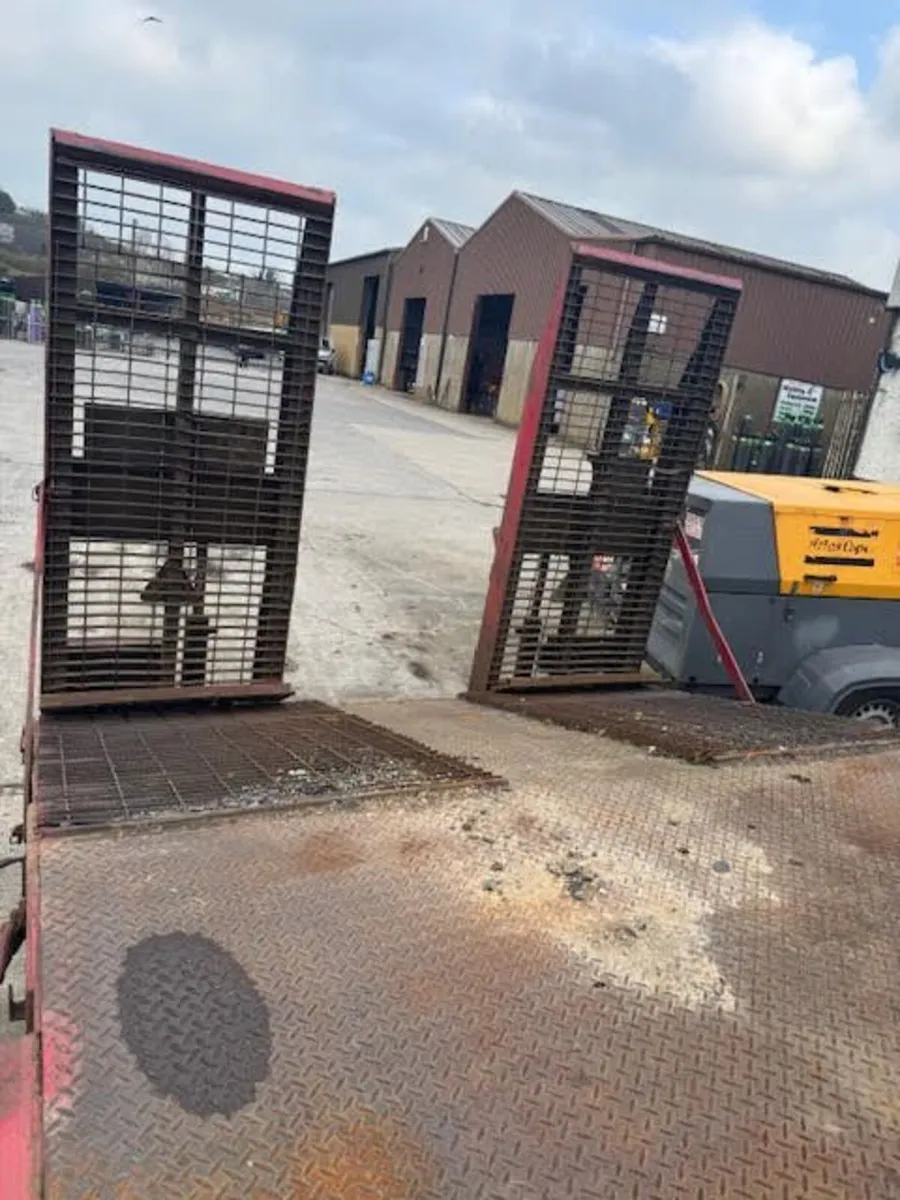 Twin axle Low loader - Image 4