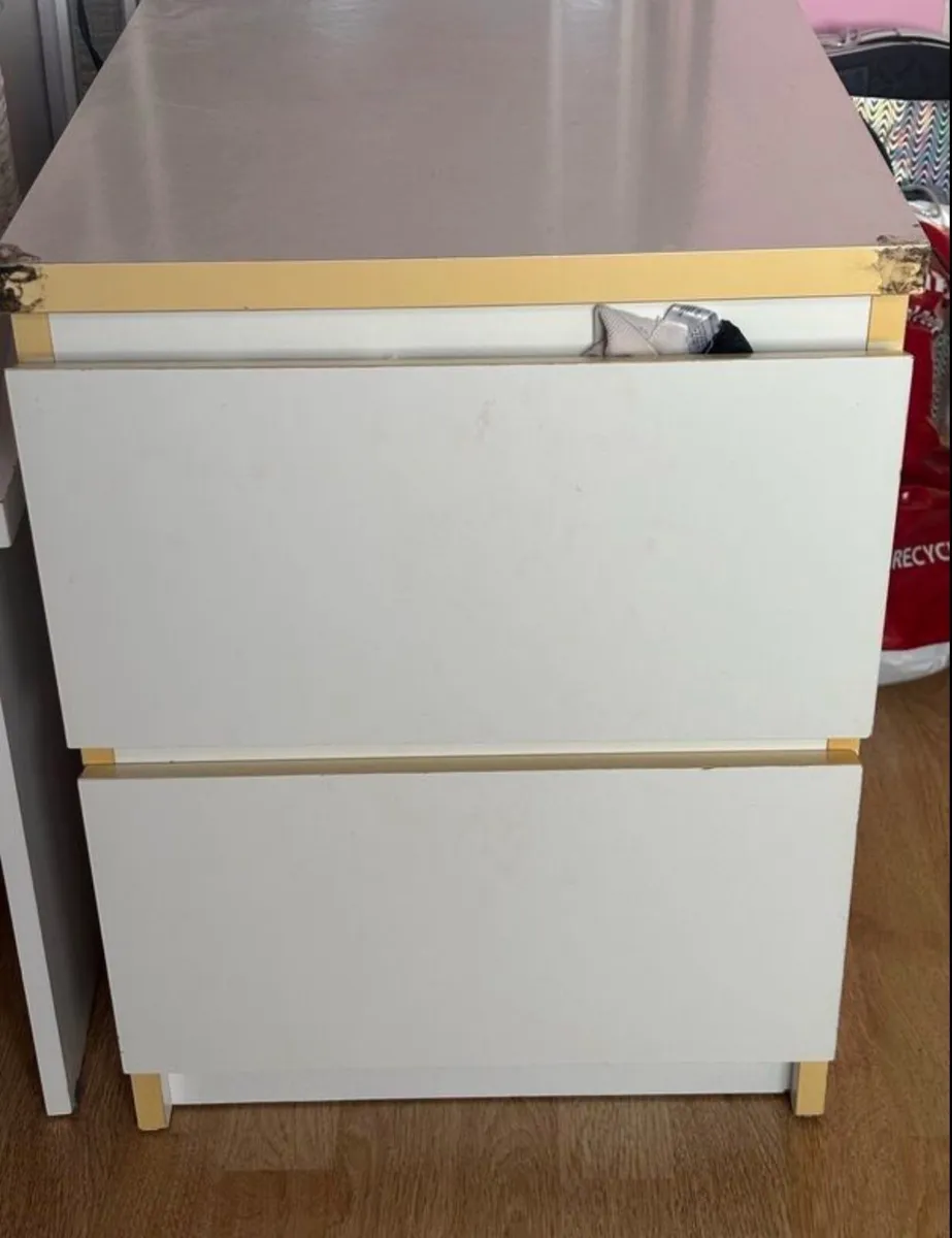 Small set of drawers