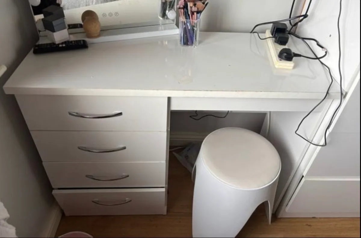 Vanity table - Image 1