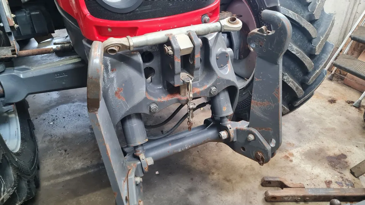 Massey Ferguson 2.8t Front linkage. - Image 1