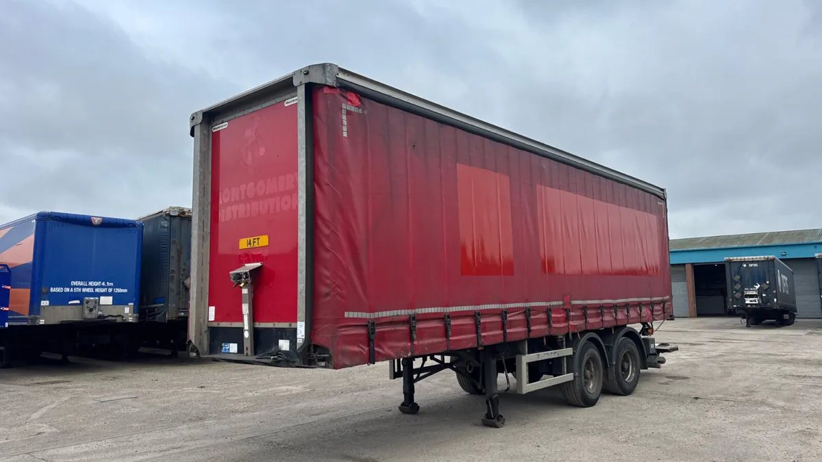 2015 Urban Curtainsider 10.1 meter long rear steer - Image 3