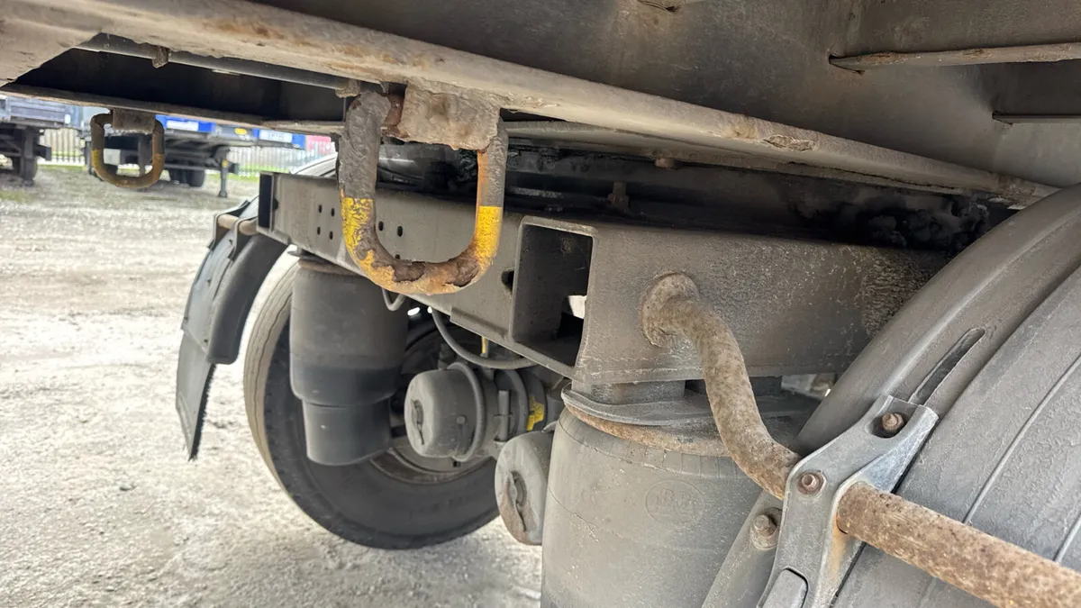 2015 Urban Curtainsider 10.1 meter long rear steer - Image 4