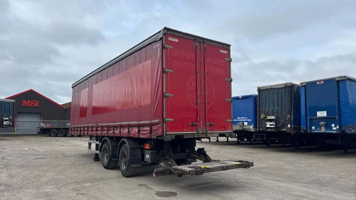 2015 Urban Curtainsider 10.1 meter long rear steer - Image 2