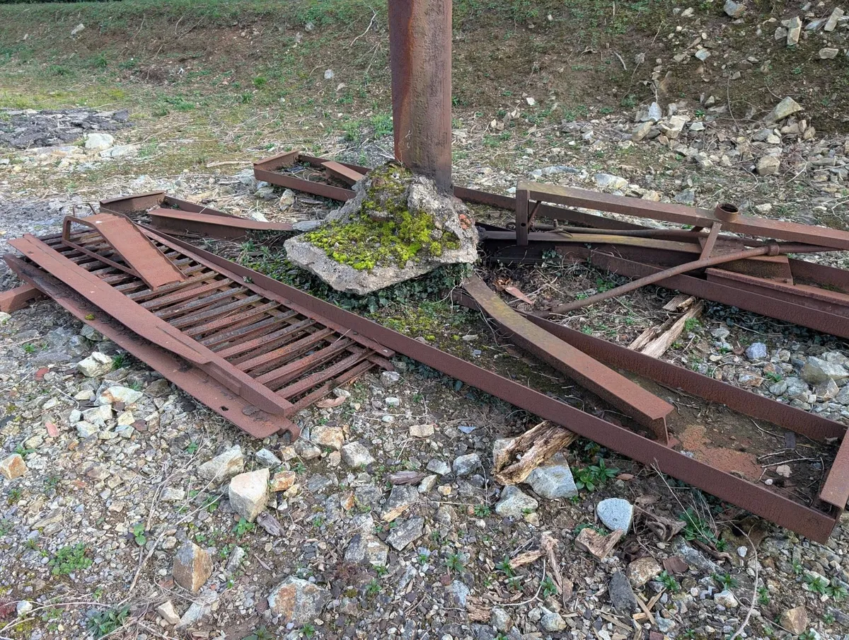 Old Car Garage Lift - Image 3