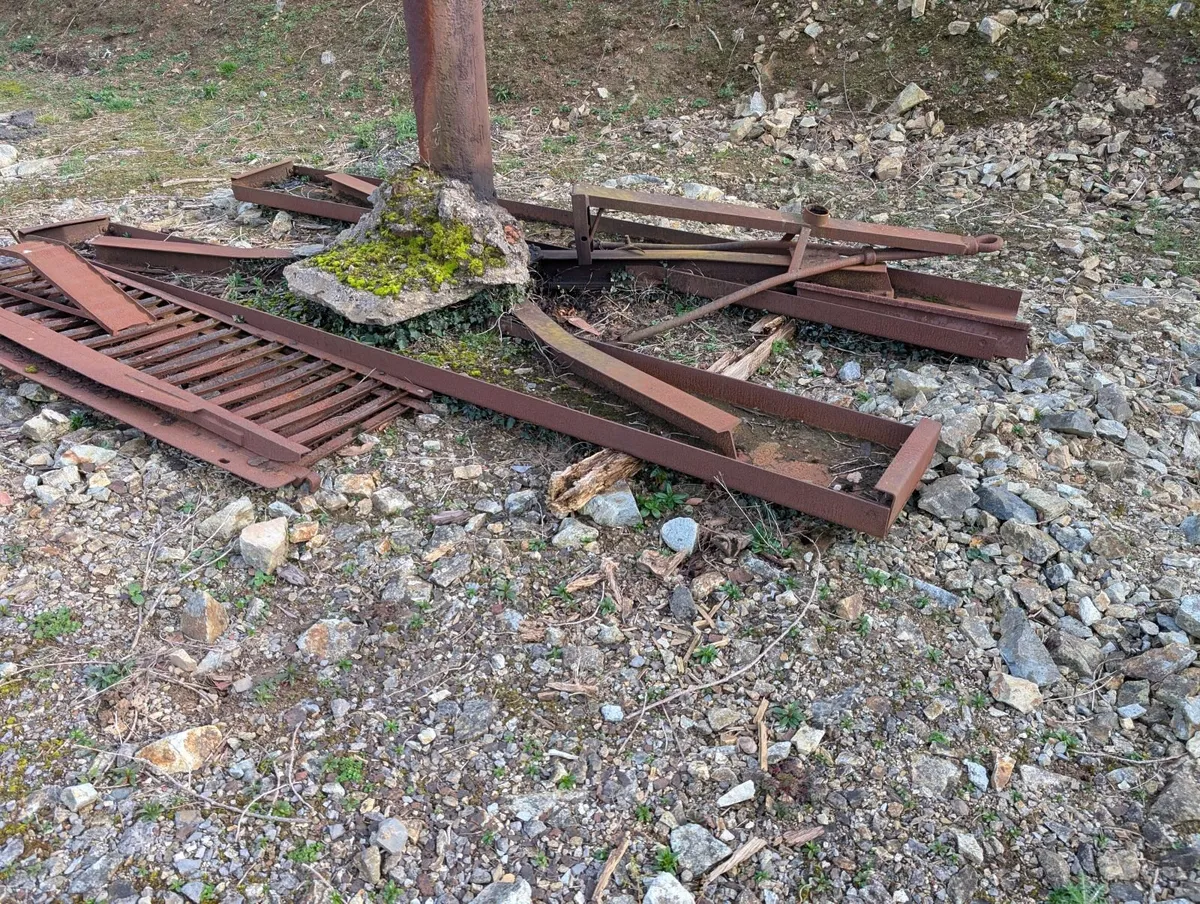 Old Car Garage Lift - Image 4