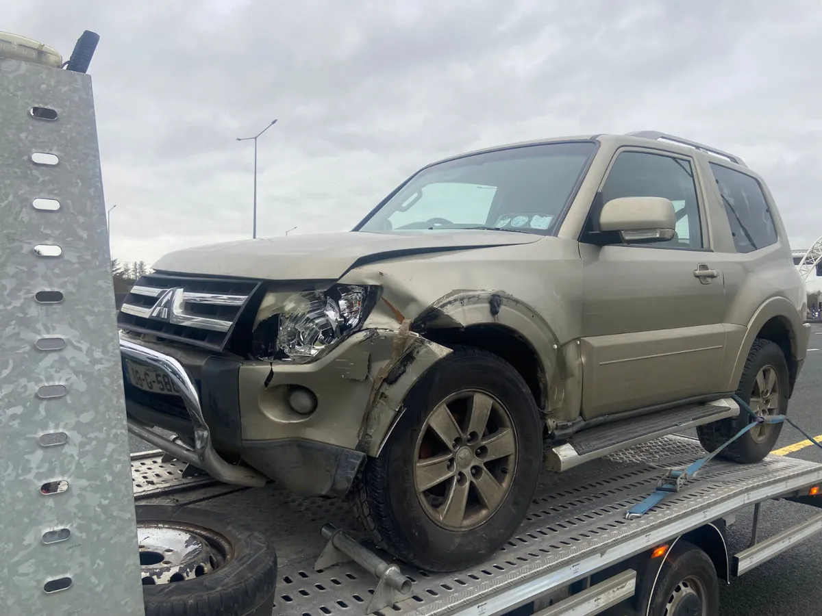 08 Mitsubishi pajero swb light damage - Image 1