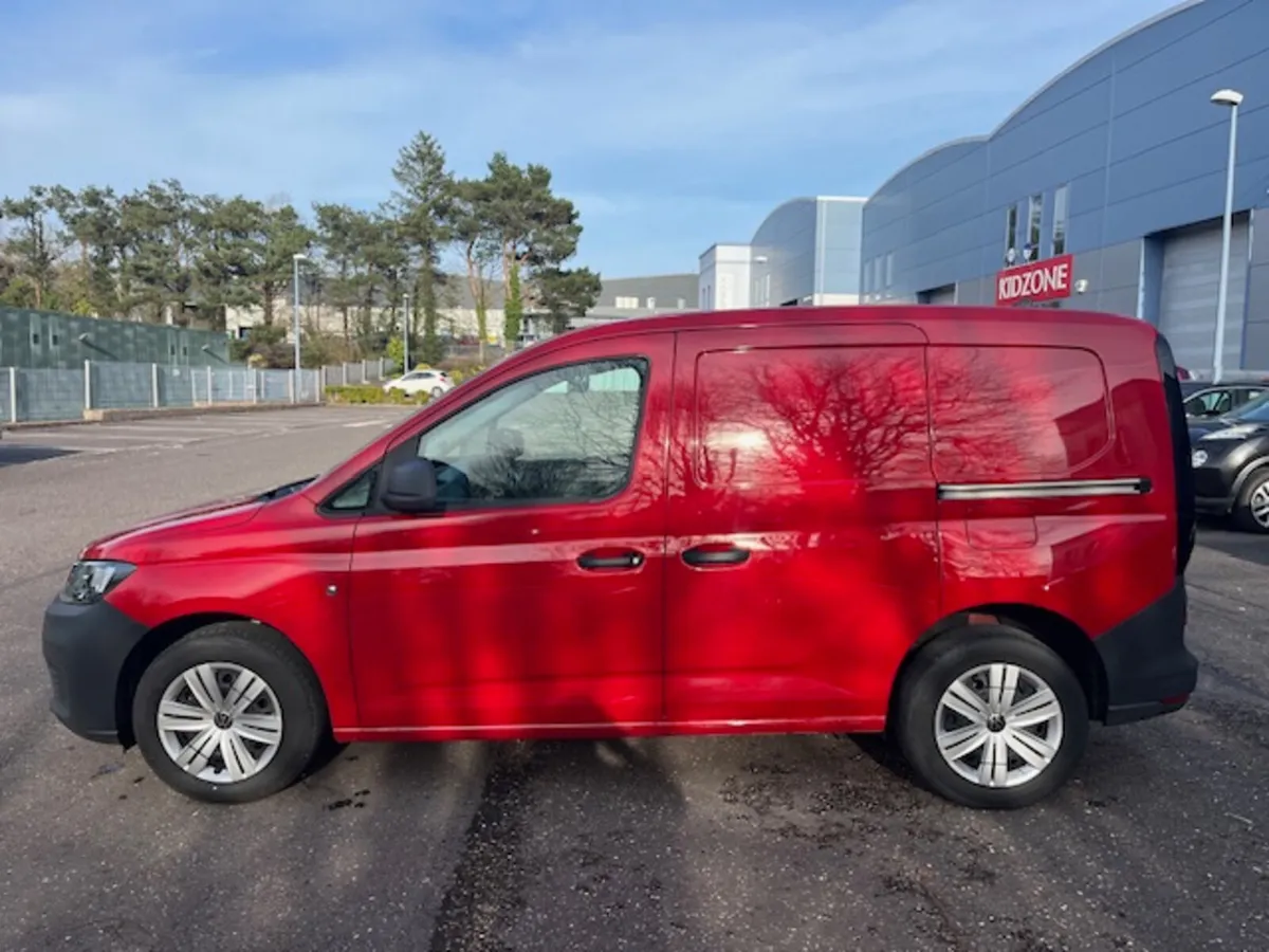 CARGO 2.0 TDI 102HP MANUAL 6SPEED FWD 2DR - Image 4