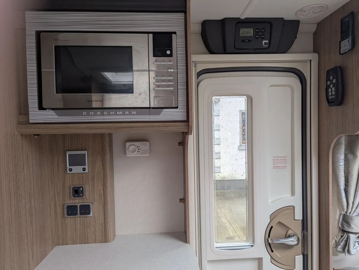 Caravan 2017 coachman VIP 575 4 berth - Image 3
