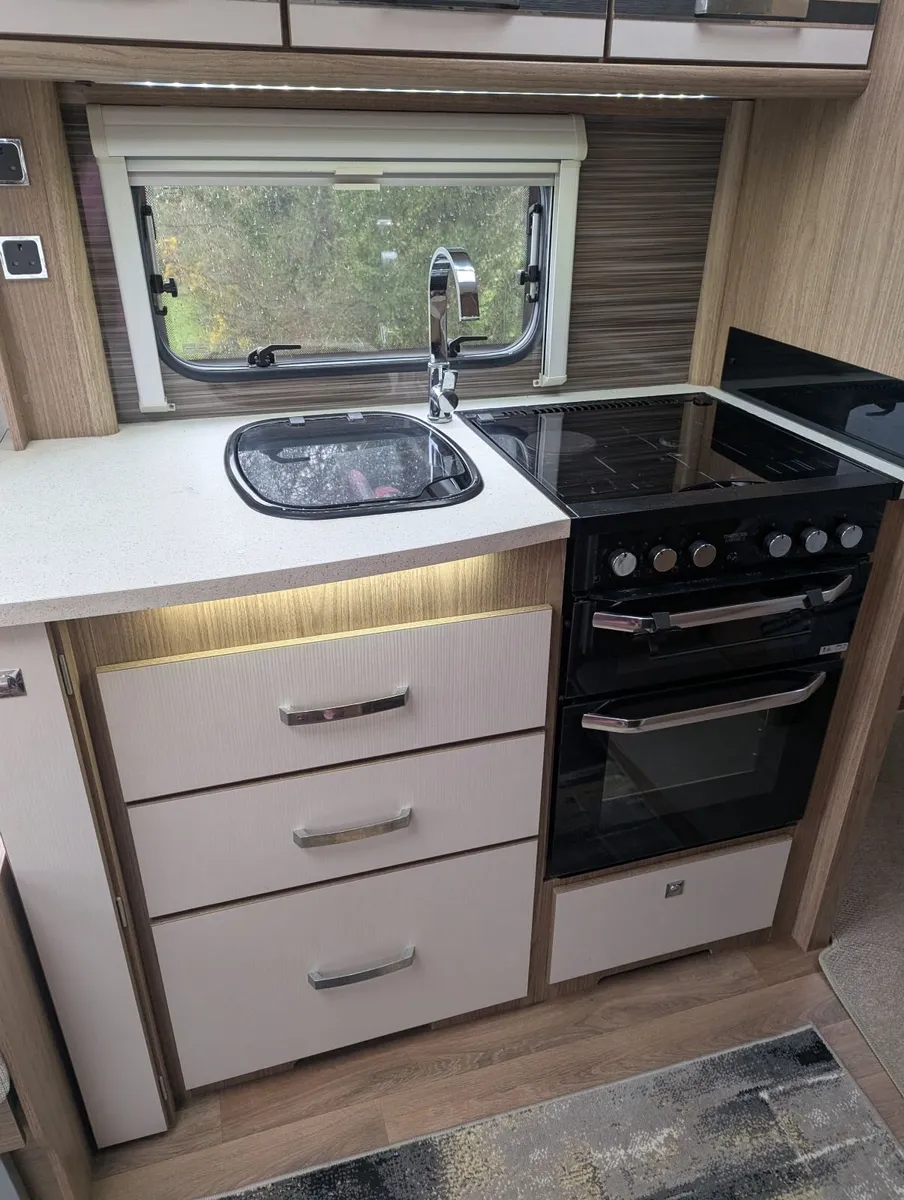 Caravan 2017 coachman VIP 575 4 berth - Image 4