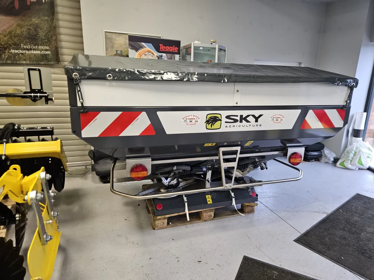 SKY FERTILIZER  SPREADER - Image 1