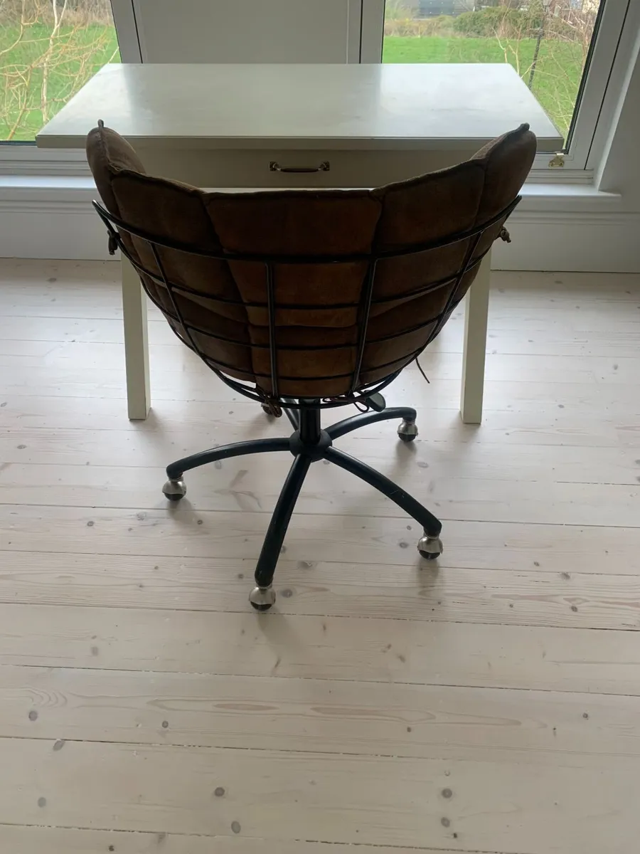 Swivel chair in baseball glove shape - Image 2