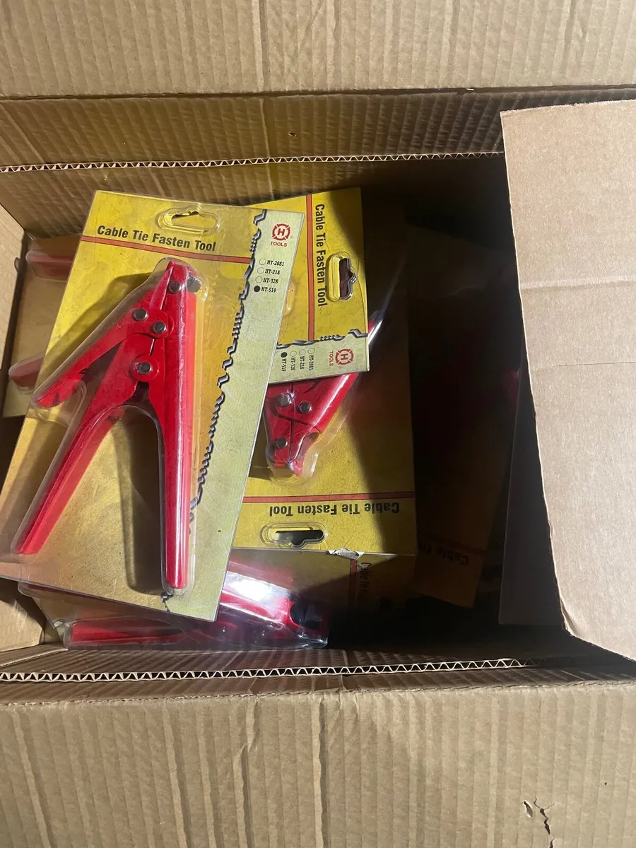 17 cable tie fasteners - Image 1