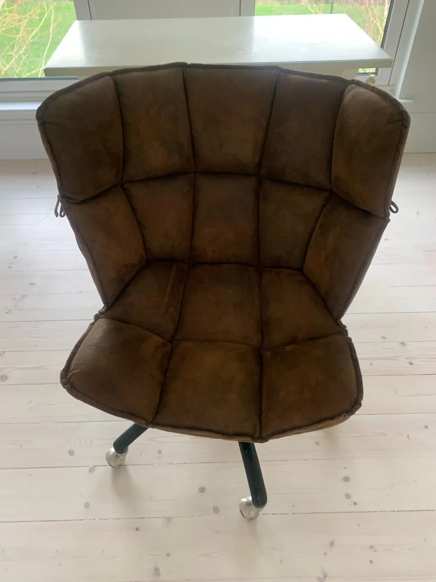 Swivel chair in baseball glove shape - Image 1