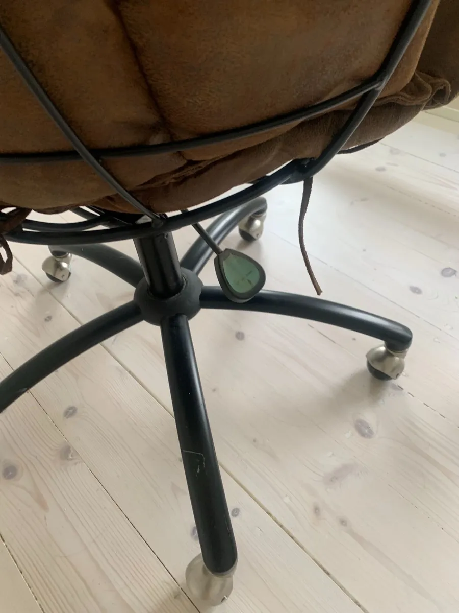 Swivel chair in baseball glove shape - Image 3