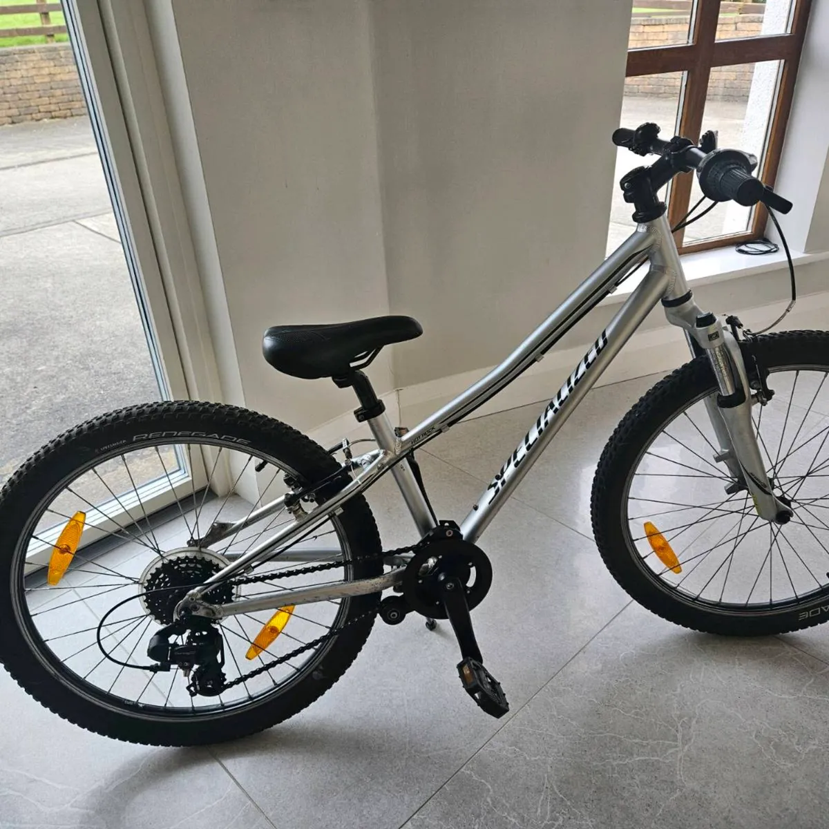 Specialized Hotrock 20 Kids Bike - Image 2