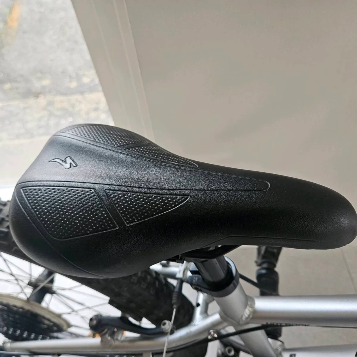 Specialized Hotrock 20 Kids Bike - Image 4