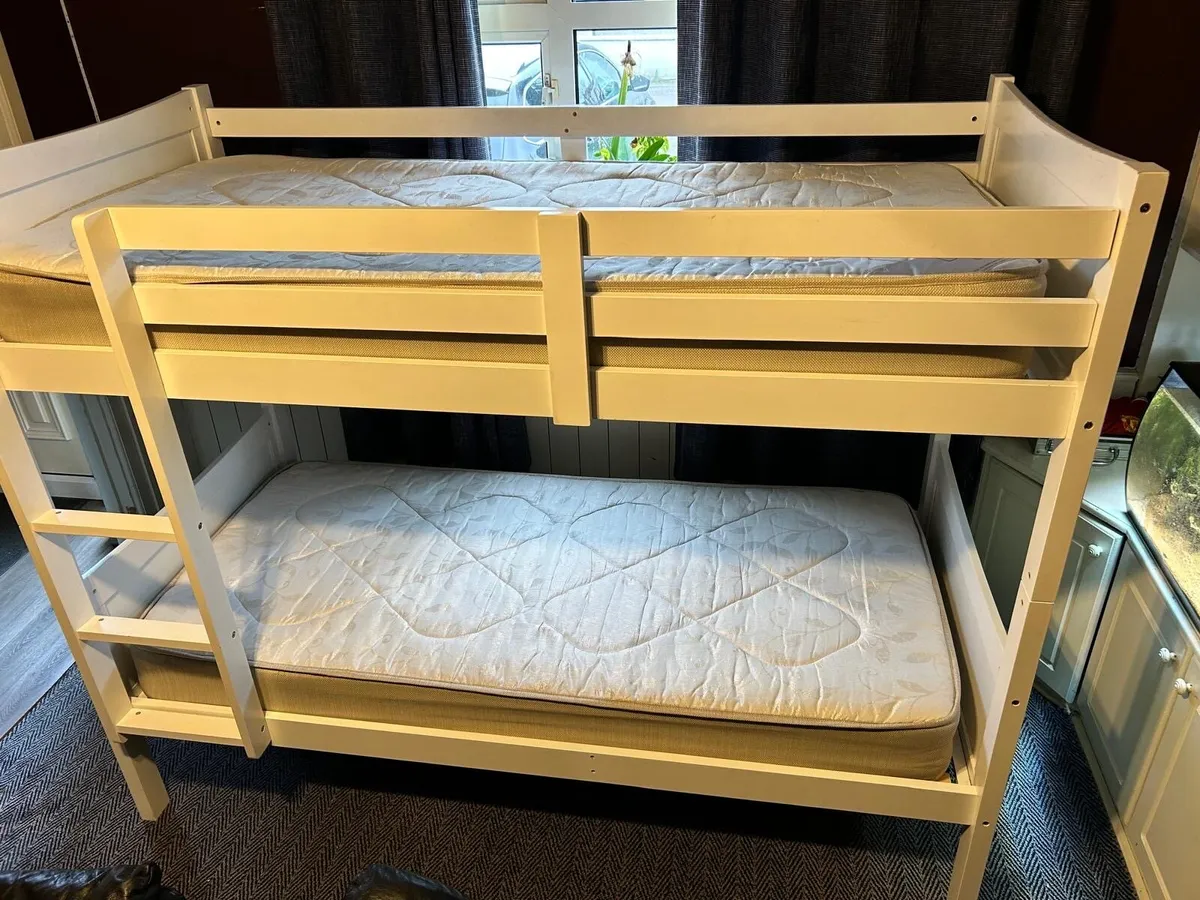 White bunk bed with mattresses - Image 2