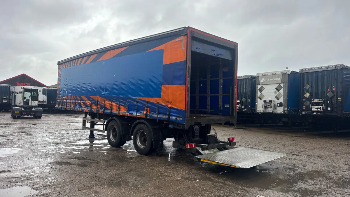 2015 urban 10.2 Long Curtainsider Rear steering - Image 3