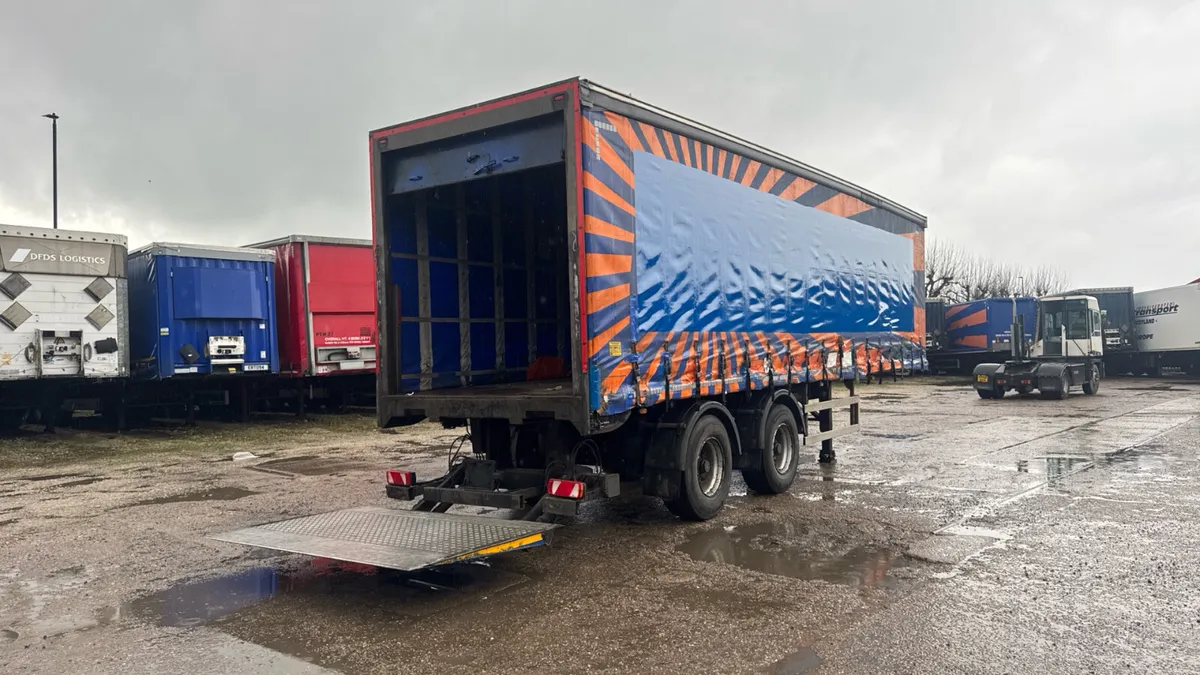 2015 urban 10.2 Long Curtainsider Rear steering - Image 1
