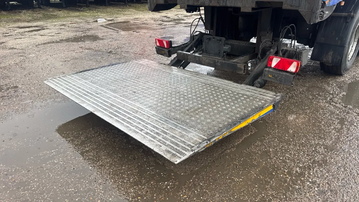 2015 urban 10.2 Long Curtainsider Rear steering - Image 4