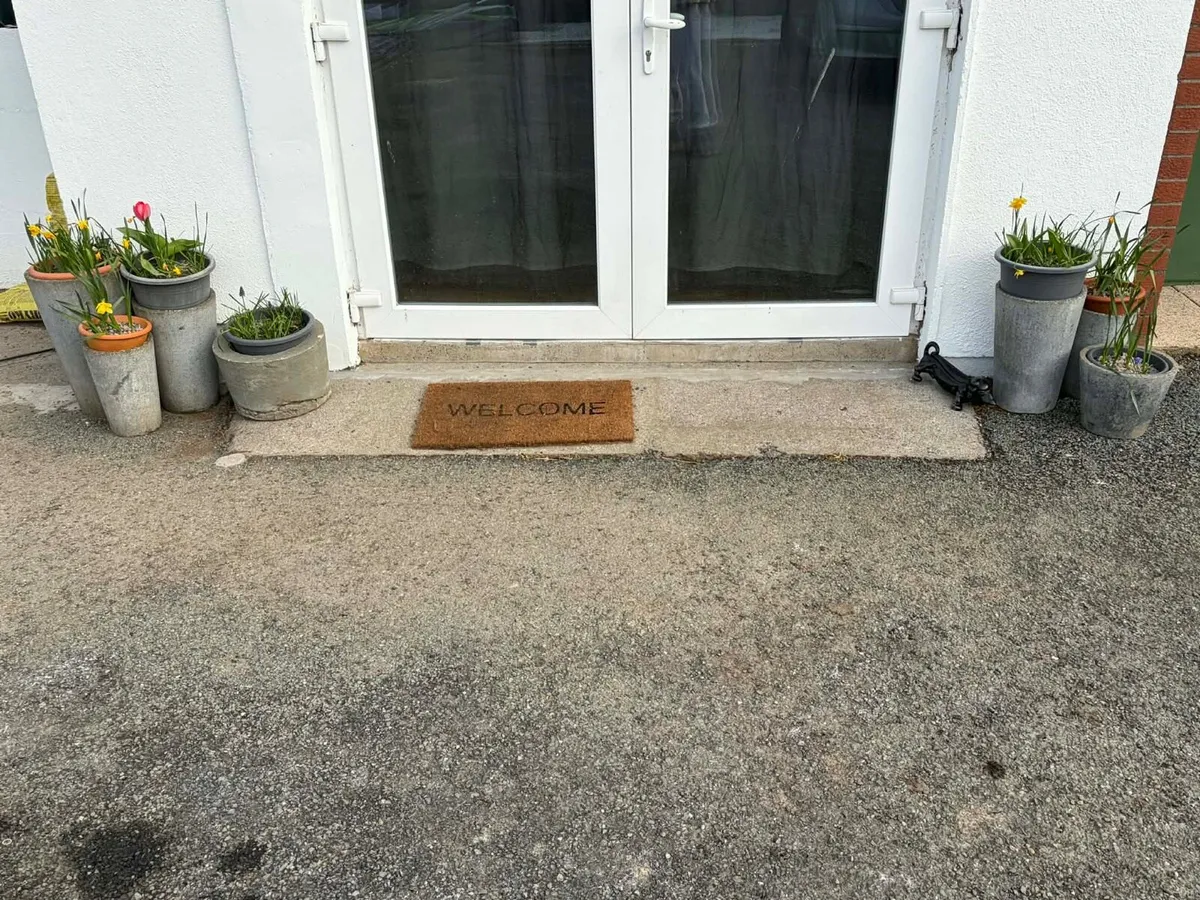 7 concrete pots €100 - Image 1