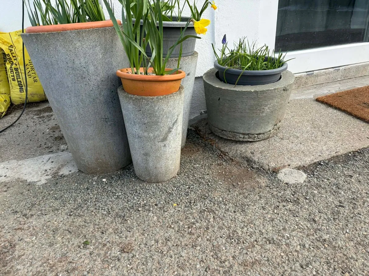 7 concrete pots €100 - Image 2