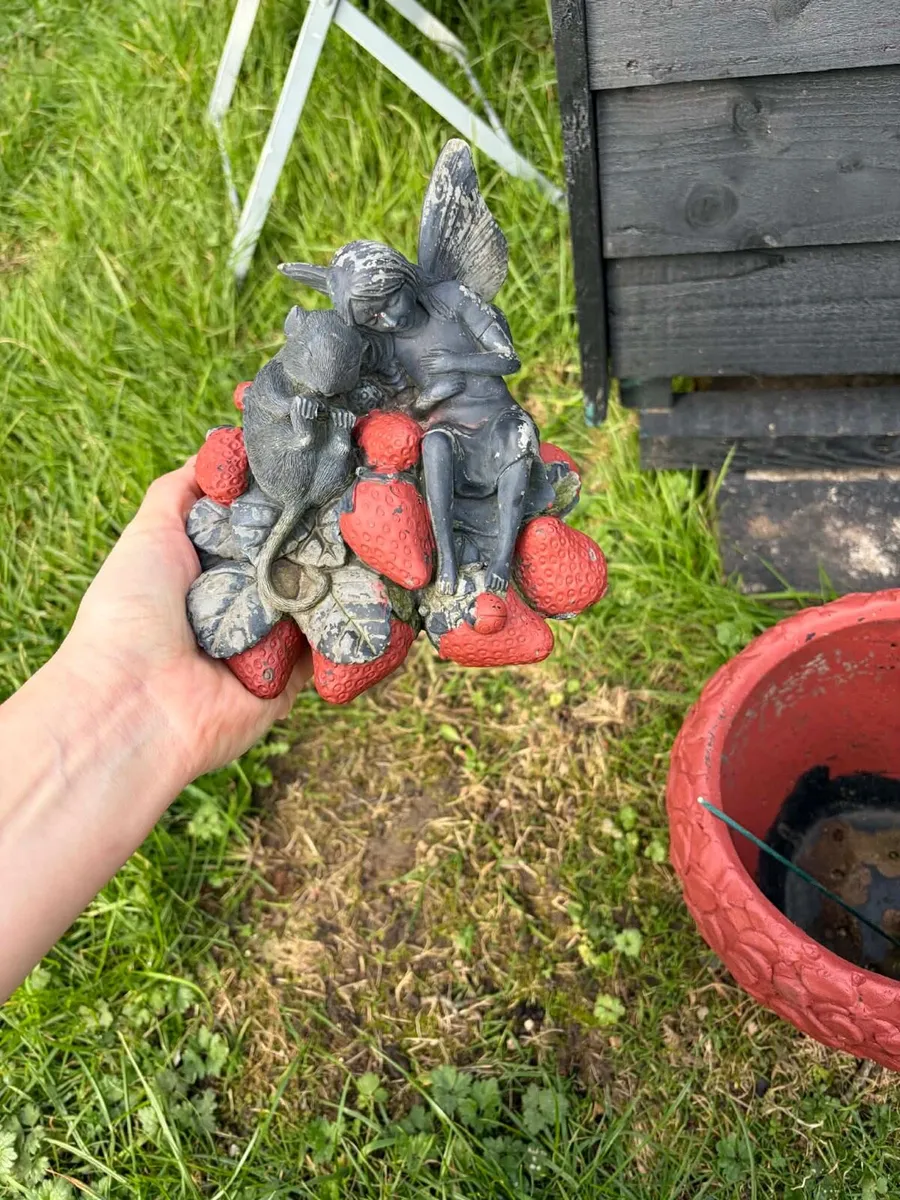Garden strawberry 🍓 pot and decor - Image 3