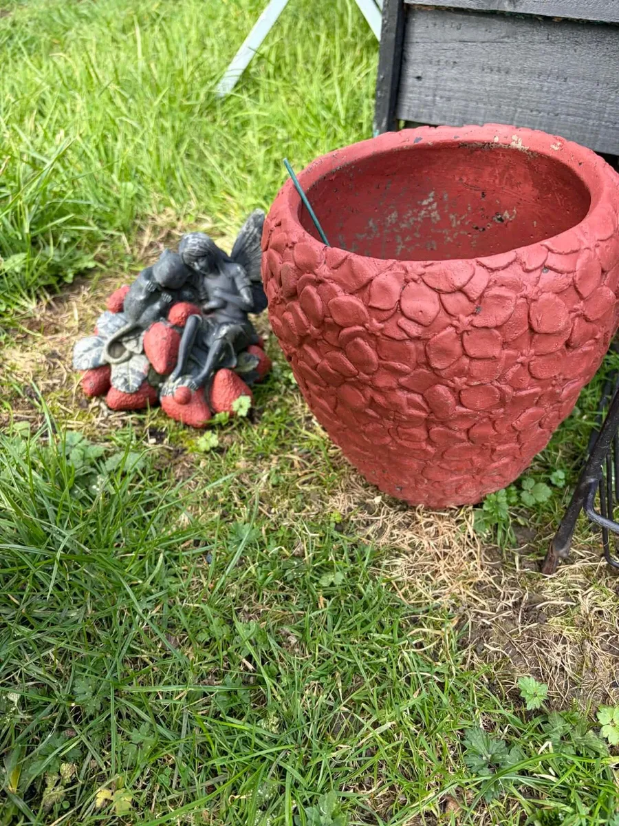 Garden strawberry 🍓 pot and decor - Image 1