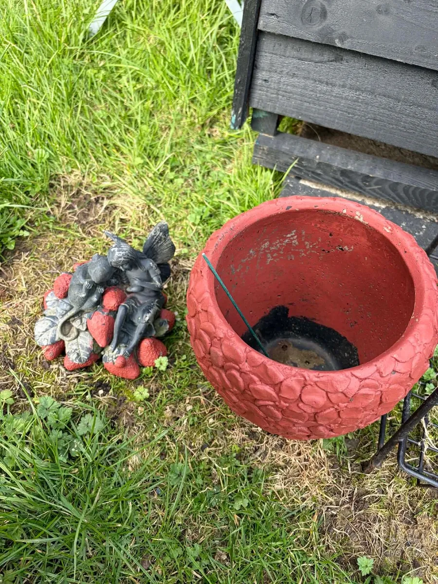 Garden strawberry 🍓 pot and decor - Image 4