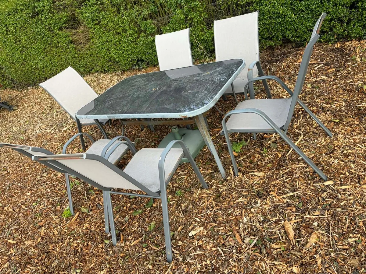 Garden table + 6 chairs set €100 - Image 1