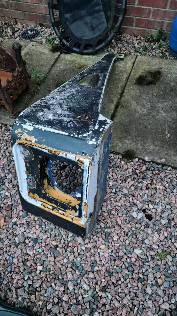 Classic vintage land rover fender - Image 1