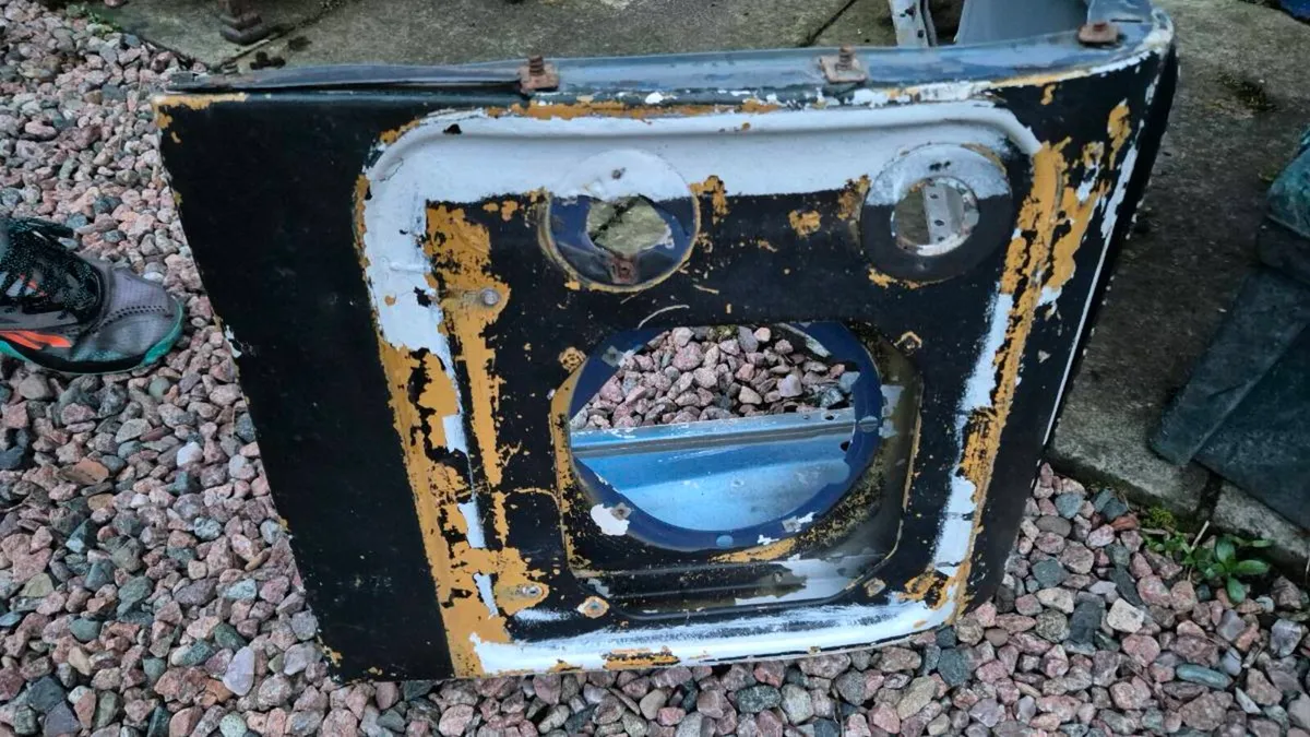 Classic vintage land rover fender - Image 3