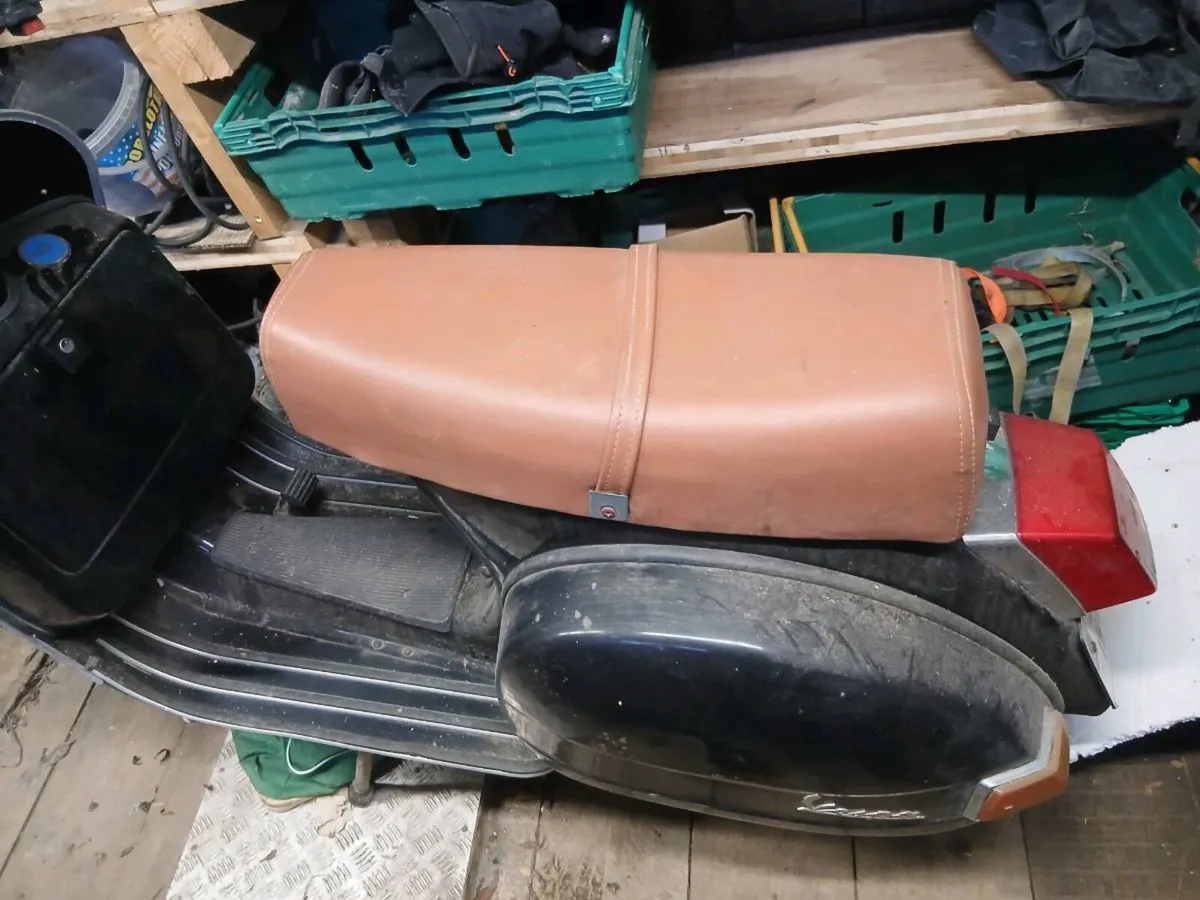 Vespa scooter - Image 1