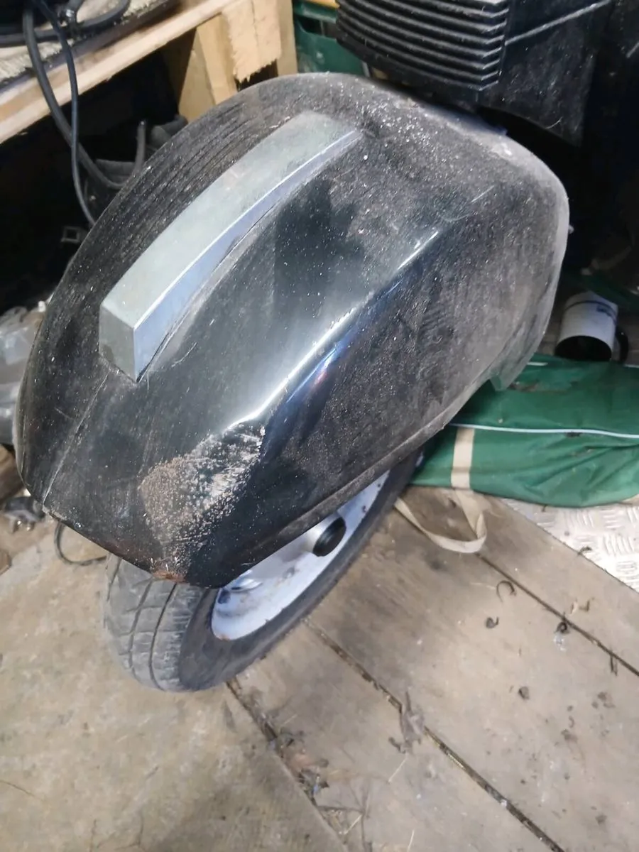 Vespa scooter - Image 4