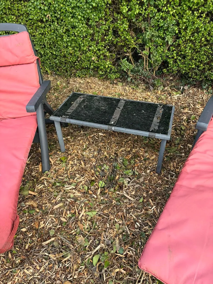 2 sun beds + coffee table - Image 2