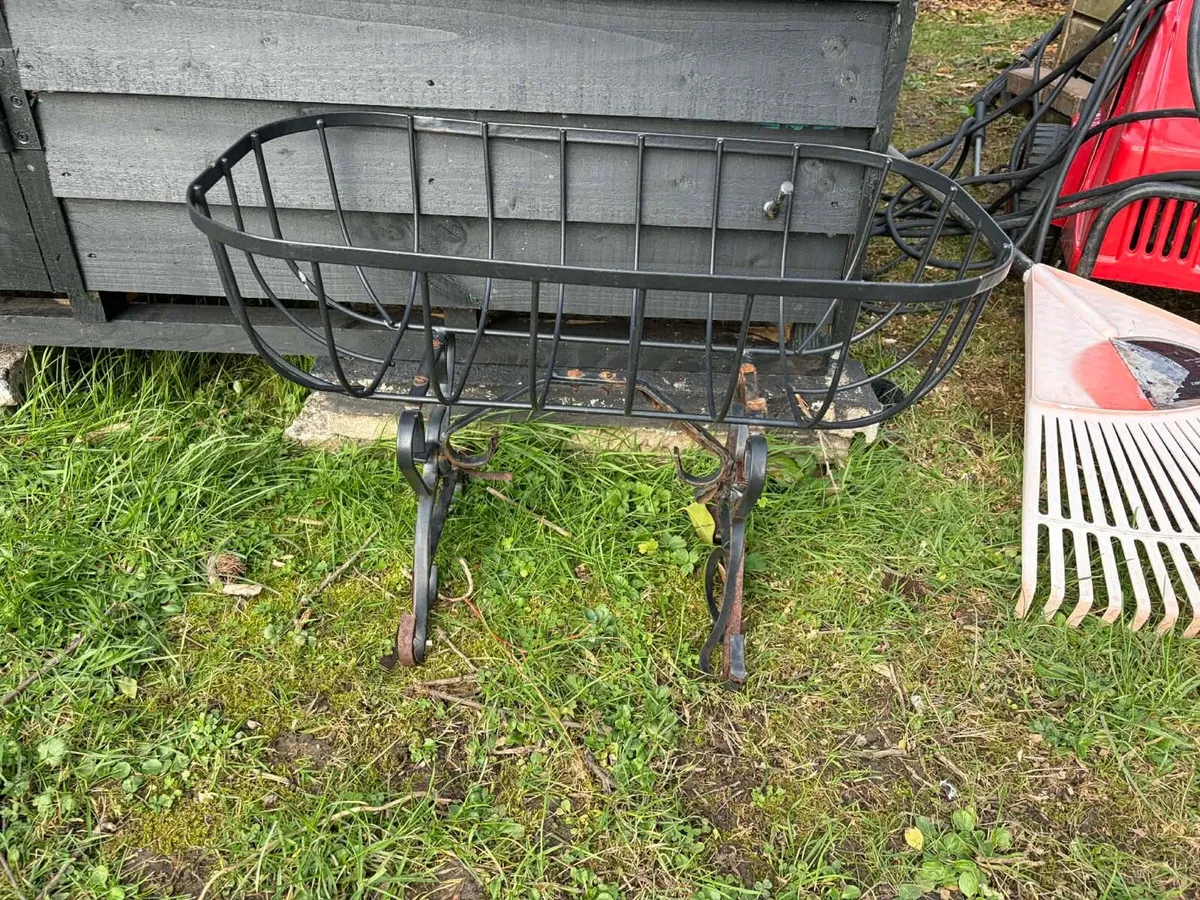 2 for €10 flower stands - Image 1