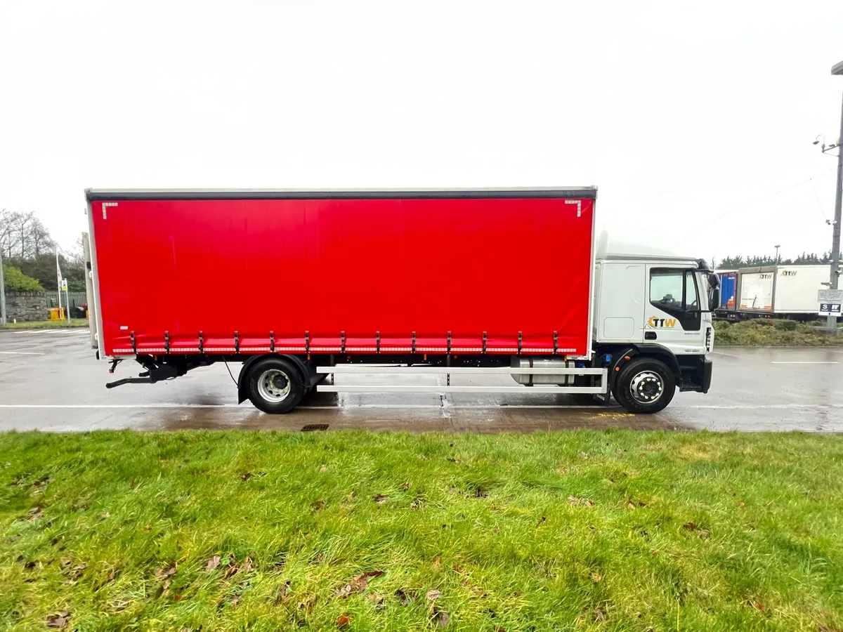 Iveco 18T Curtainside - Image 4