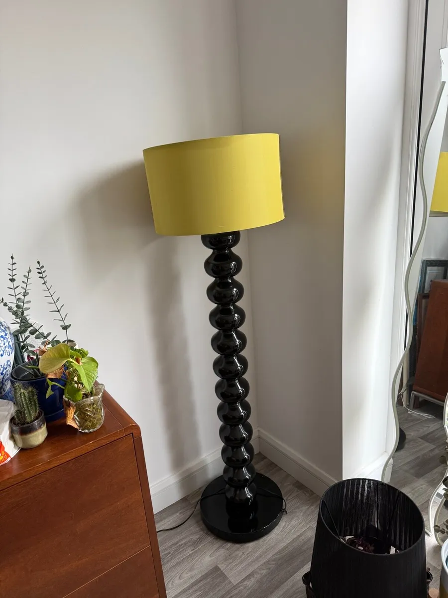 Black floor lamp with 2 lampshades - Image 1