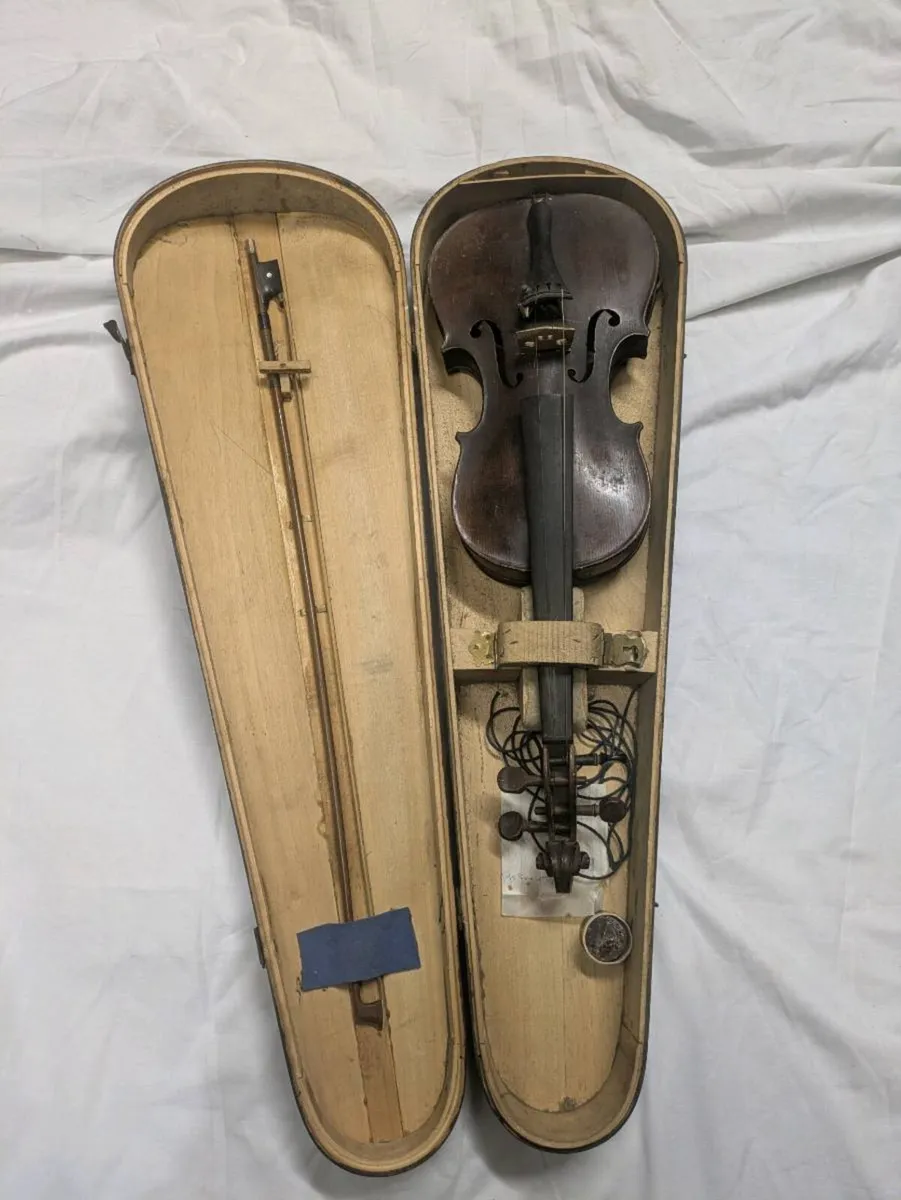 Old violin - Image 1