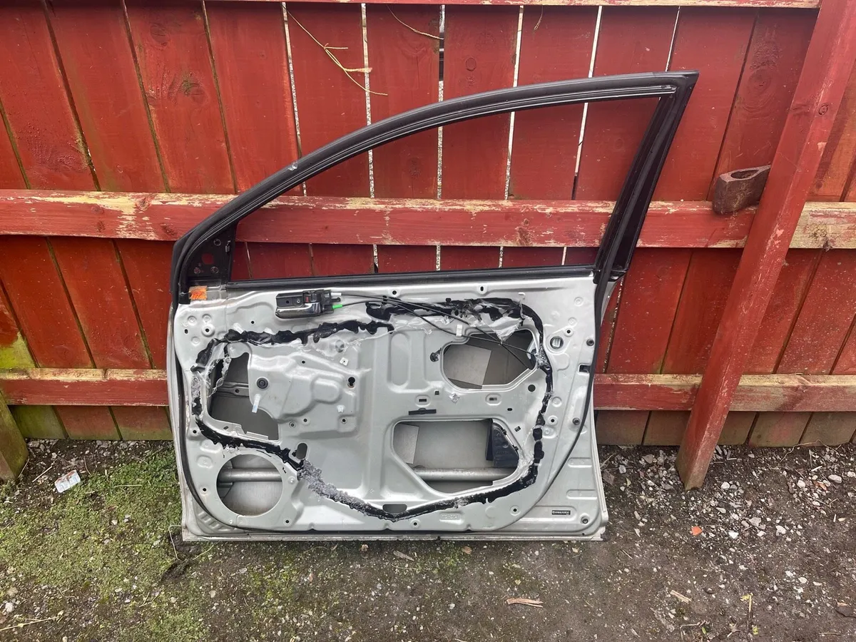 Toyota avensis door - Image 3